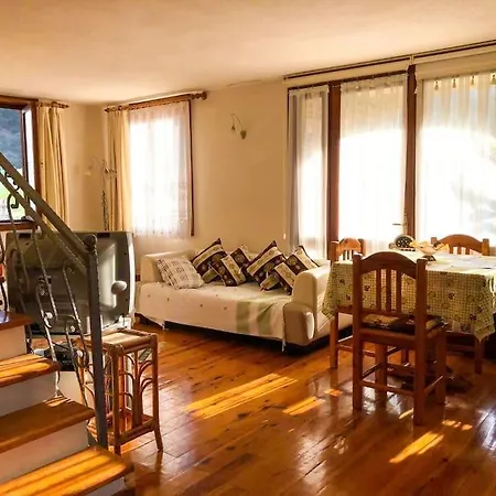 Tas Center ,detached Garden & Pool וילה